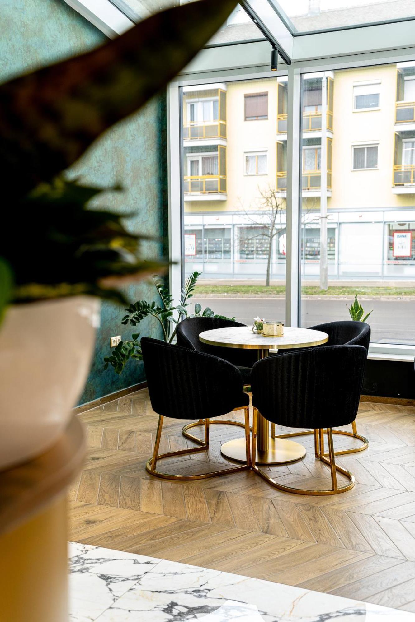 Hotel Szatmari & Etterem Jászberény Exterior foto